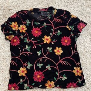 Short sleeve slight turtle neck embroidered floral